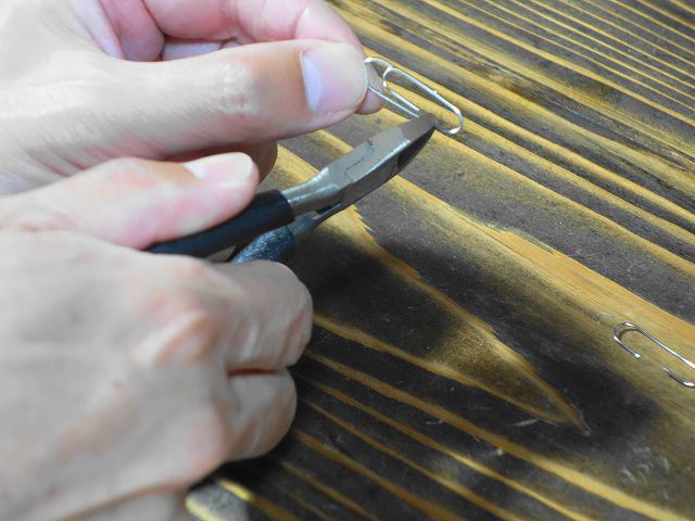 ルアーを取り付けるクリップを加工する画像
